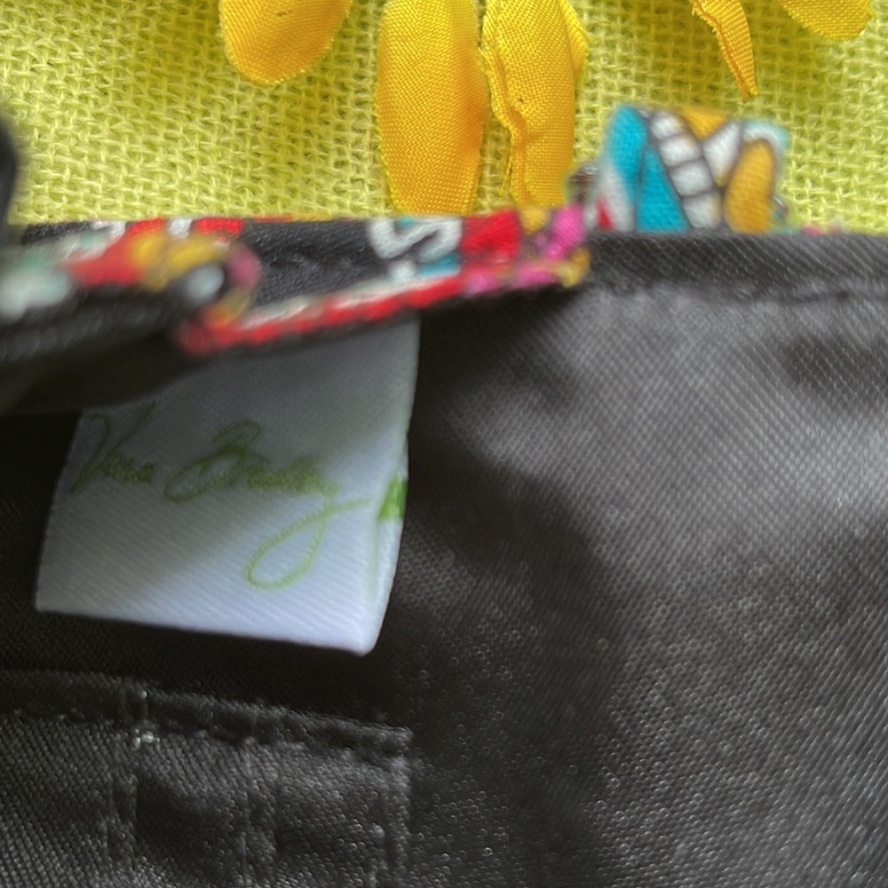 🌺 VERA BRADLEY; Beautiful Unique Floral Design Wristlet w/Zippered Pouch NICE!! - Picture 6 of 14
